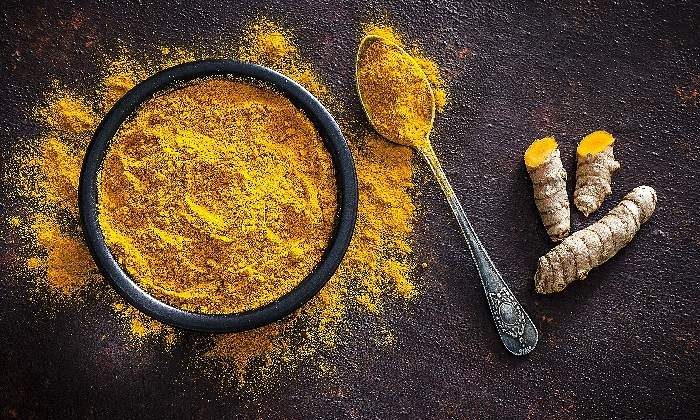 Un-recipiente-lleno-de-curcuma-y-una-cuchara-iStock.jpg