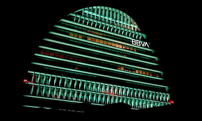 La Vela iluminada de verde Ciudad BBVA