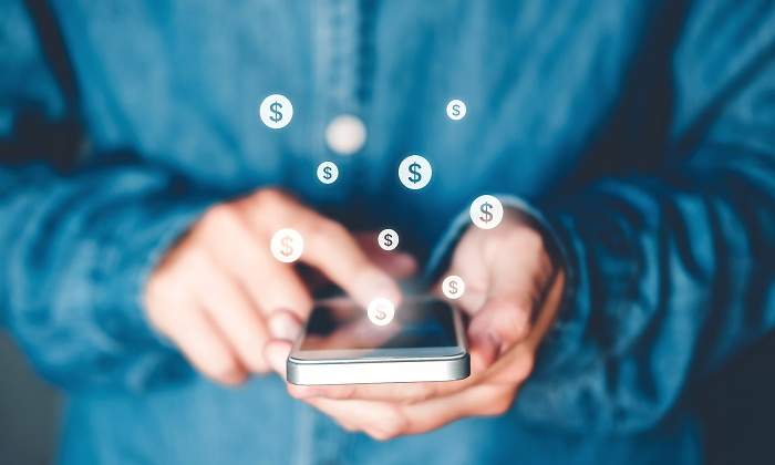 movil-manos-dolares-fintech-dreams.jpg