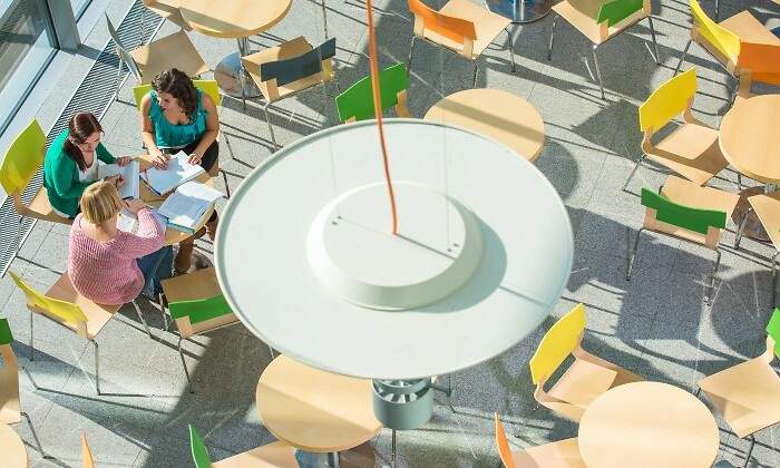 sentados-en-la-cafeteria.jpg