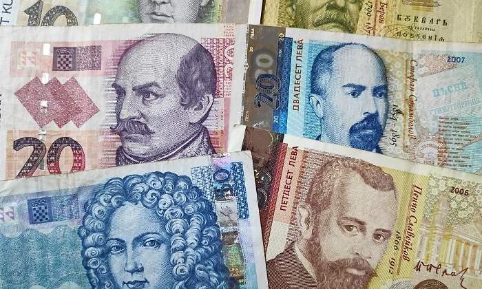 stack-of-croatian-kuna-and-bulgarian-lev-picture-id1149083641.jpg