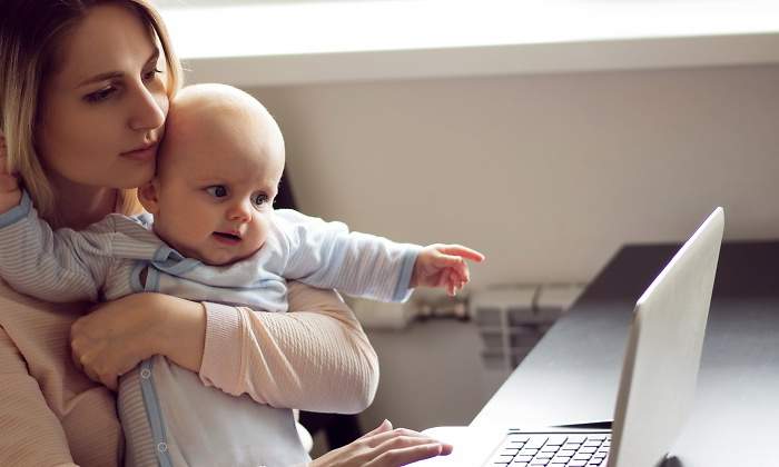 madre-bebe-portatil-dreamstime.jpg