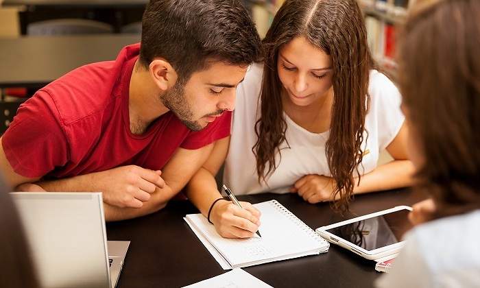 FOTO3-RECURSO-BECAS-GRADO-Fund-la-Caixa.jpg