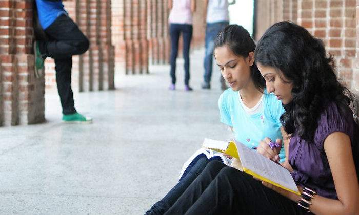 Soportal-estudiantes-sentadas-leyendo1111.jpg