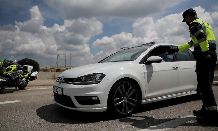 EuropaPress_2786512_guardia_civil_da_alto_vehiculo_punto_kilometrico_19_a6_paso_capital_regular-1.jpg