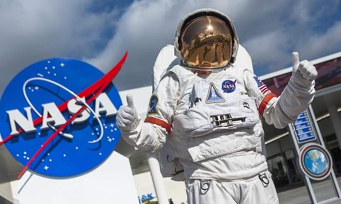 Astronauta-posando-delante-de-la-NASA-iStock.jpg