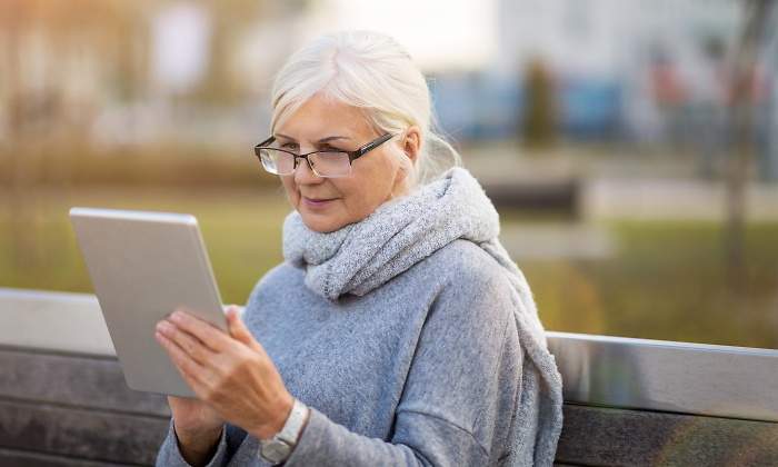 jubilada-tablet-banco-dreamstime.jpg