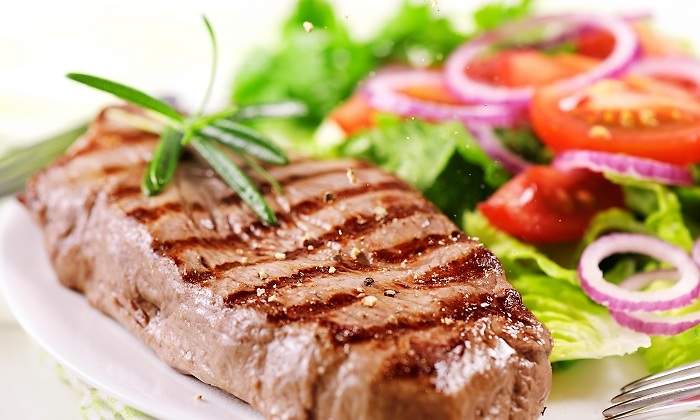 Filete-a-la-parrilla-con-una-ensalada-iStock.jpg