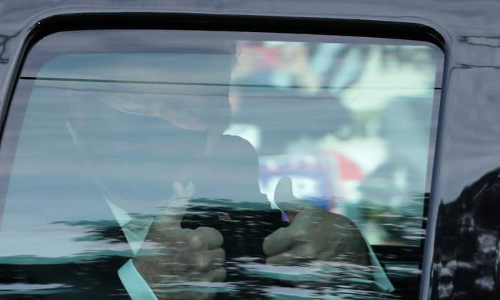 trump-saluda-coche-mascarilla-hospital-reuters.jpg
