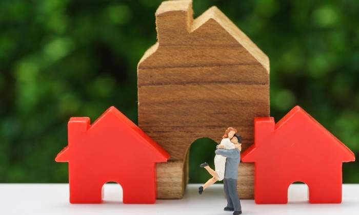 casas-madera-roja-pareja-feliz-dreamstime.jpg
