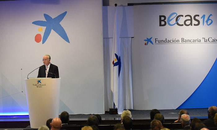 El-presidente-de-Fundacion-Bancaria-la-Caixa-Isidro-Faine-durante-la-entrega-de-becas-de-posgrado-20161111111111.jpg