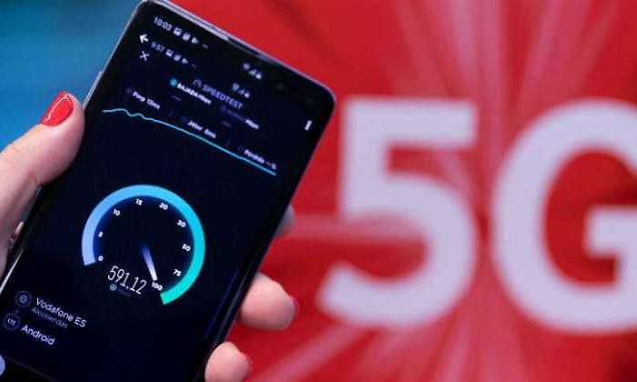 movil-5G-vodafone-mano.jpg