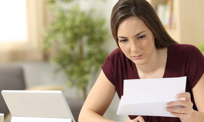 mujer-comprueba-recibo-casa-dreamstime.jpg