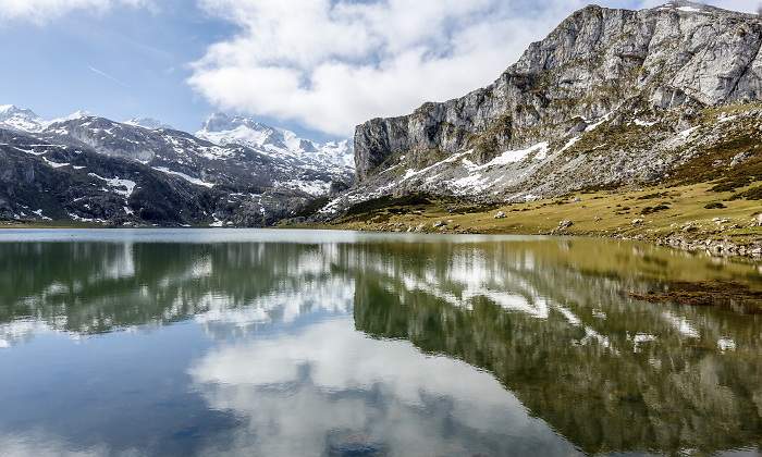 El lago de la Ercina uno de los lagos de Covadonga en Asturias