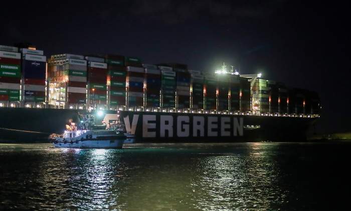 ever-given-noche-suez-reuters.jpg