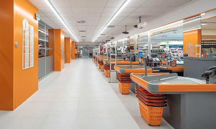 Lnea de cajas del nuevo modelo de supermercado de Consum EE