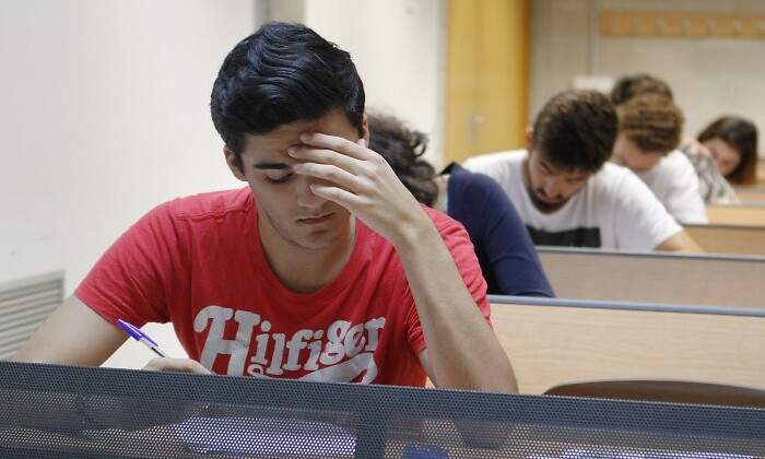 estudiante-en-selectividad.jpg