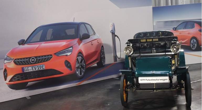 El Corsa-e junto al primer coches fabricado por Opel hace 120 años.