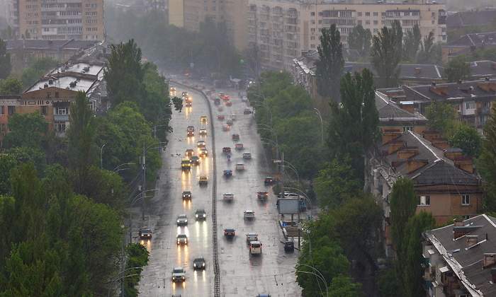 coches-trafico-lluvia-ciudad-dreams.jpg