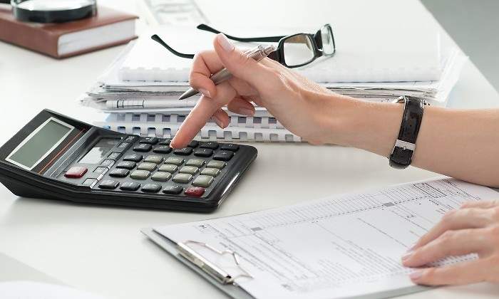calculadora-papeles-facturas-istock.jpg