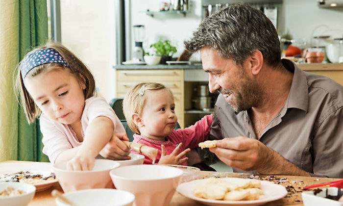 padre-dos-ninos-alamy.jpg