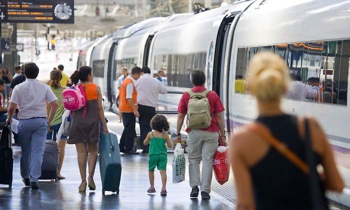 renfe-trenes-pasajeros-anden.jpg