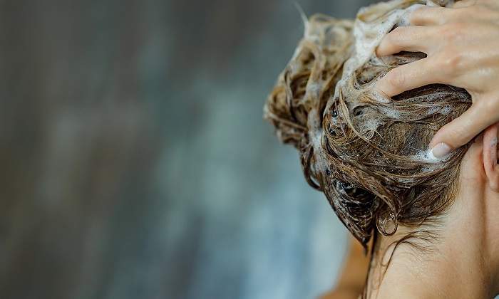 Una-mujer-lavandose-el-cabello-con-jabon-iStock.jpg