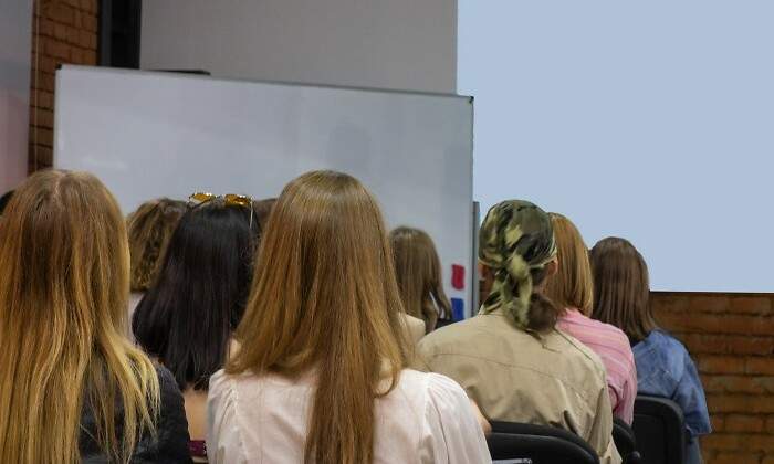 universitarios-en-seminario.jpg