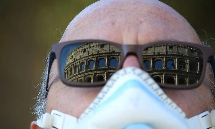 hombre-mascarilla-reflejo-gafas-coliseo-roma-reuters.jpg