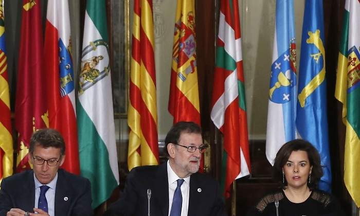 feijoo-rajoy-saenz-conferencia-efe.jpg