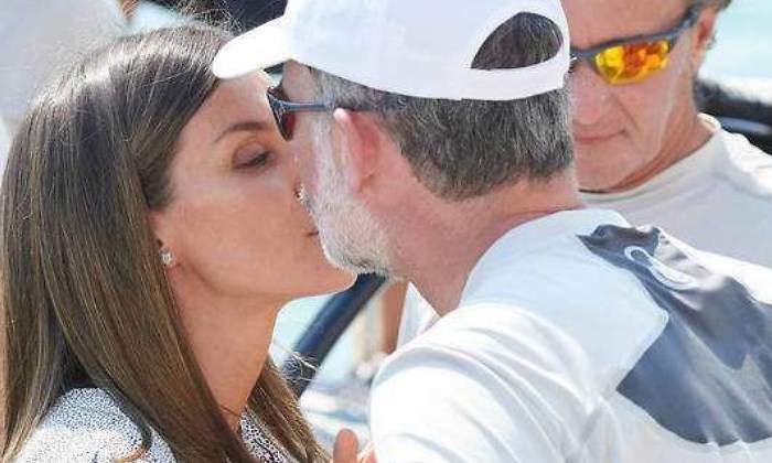 reyes-beso-770-1.jpg
