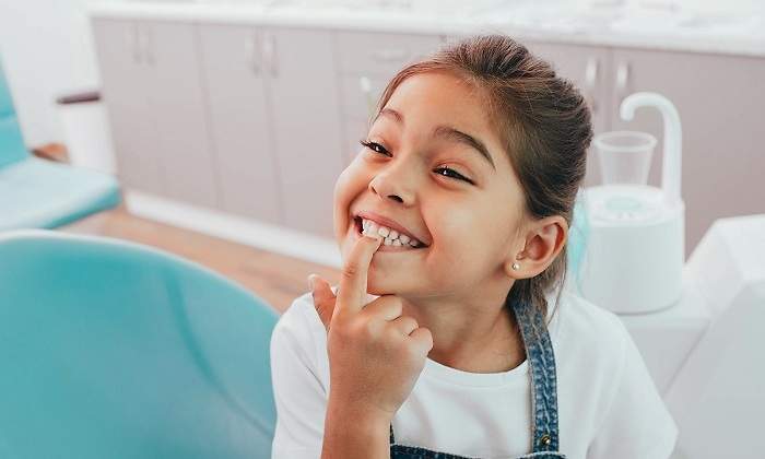 Nina-senalando-sus-dientes-iStock.jpg