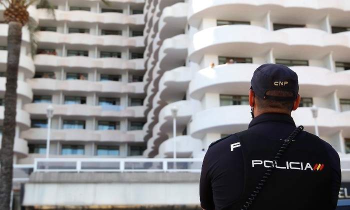 EuropaPress_3818741_policia_nacional_hace_guardia_frente_hotel_palma_bellver_donde_estaban.jpg