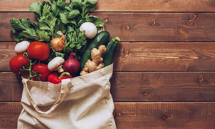 Bolsa-de-tela-llena-de-vegetales-iStock.jpg
