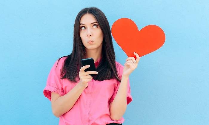 Chica-con-el-movil-y-un-corazon-iStock.jpg