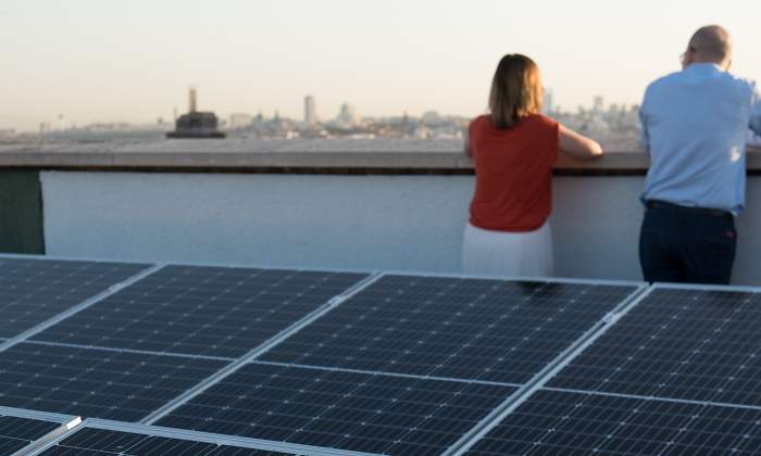 Paneles solares de Repsol Solmatch en la azotea del Colegio San Viator de Madrid