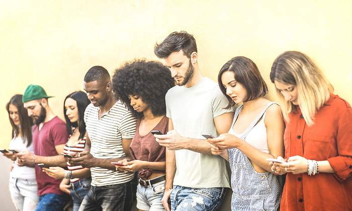 770-420-generacion-z-gente-joven-movil-istock.jpg