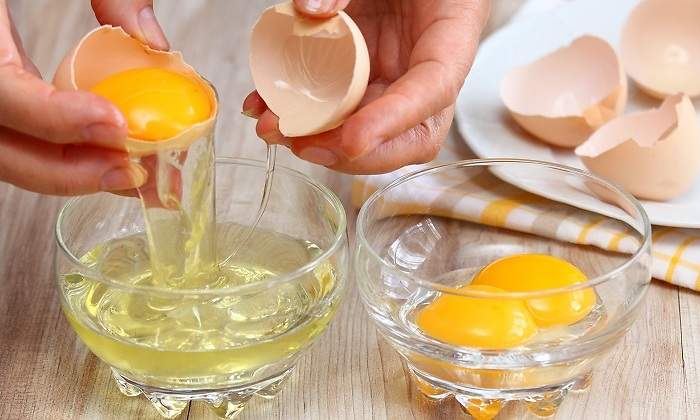 Una-persona-separando-la-yema-de-un-huevo-de-la-clara-iStock.jpg