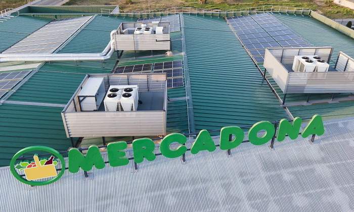 Paneles solares ubicados en la cubierta de un supermercado Mercadona