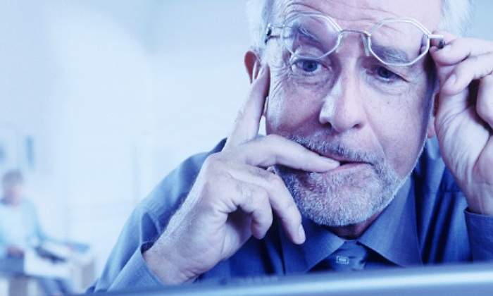 trabajador-senior-pensativo-getty.jpg