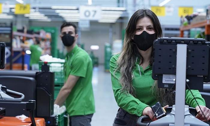 Mario-y-Coral-trabajadores-de-la-Colmena-de-Getafe-Madrid-con-la-nueva-mascarilla-corporativa.jpg