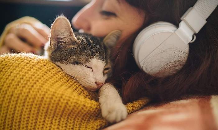 Una-chica-abranzando-a-su-gato-iStock.jpg