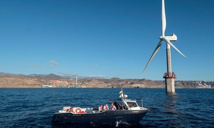 Una embarcacin pasa cerca de un aerogenerador offshore