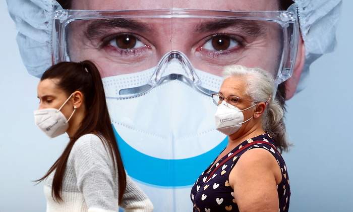 coronavirus-madrid-mujeres-mascarilla-reuters.jpg