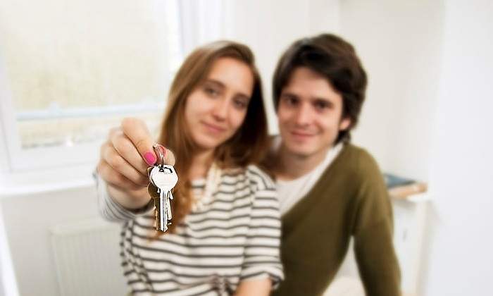 alquiler-llaves-pareja-lejos-getty.jpg