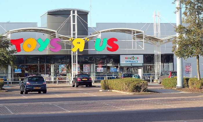 toysrus-parking-vacio-770-dreamstime.jpg
