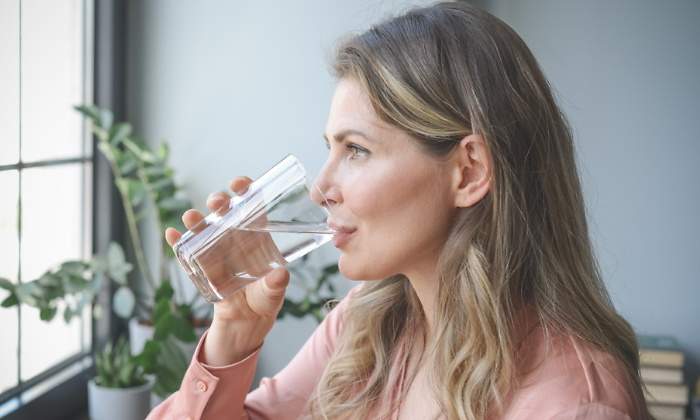 mujer-bebe-agua.jpg