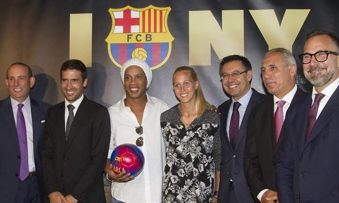 Inauguracion-oficina-Barcelona-NY-Raul-ronaldinho-Bartomeu-Stoichkov-efe-2016.jpg