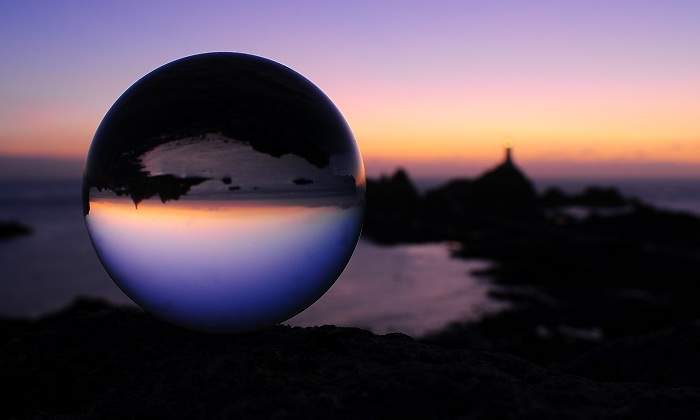 Bola-de-cristal-refleja-paisaje-iStock.jpg