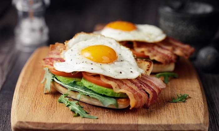 Una-tosta-de-aguacate-bacon-y-huevo-iStock.jpg